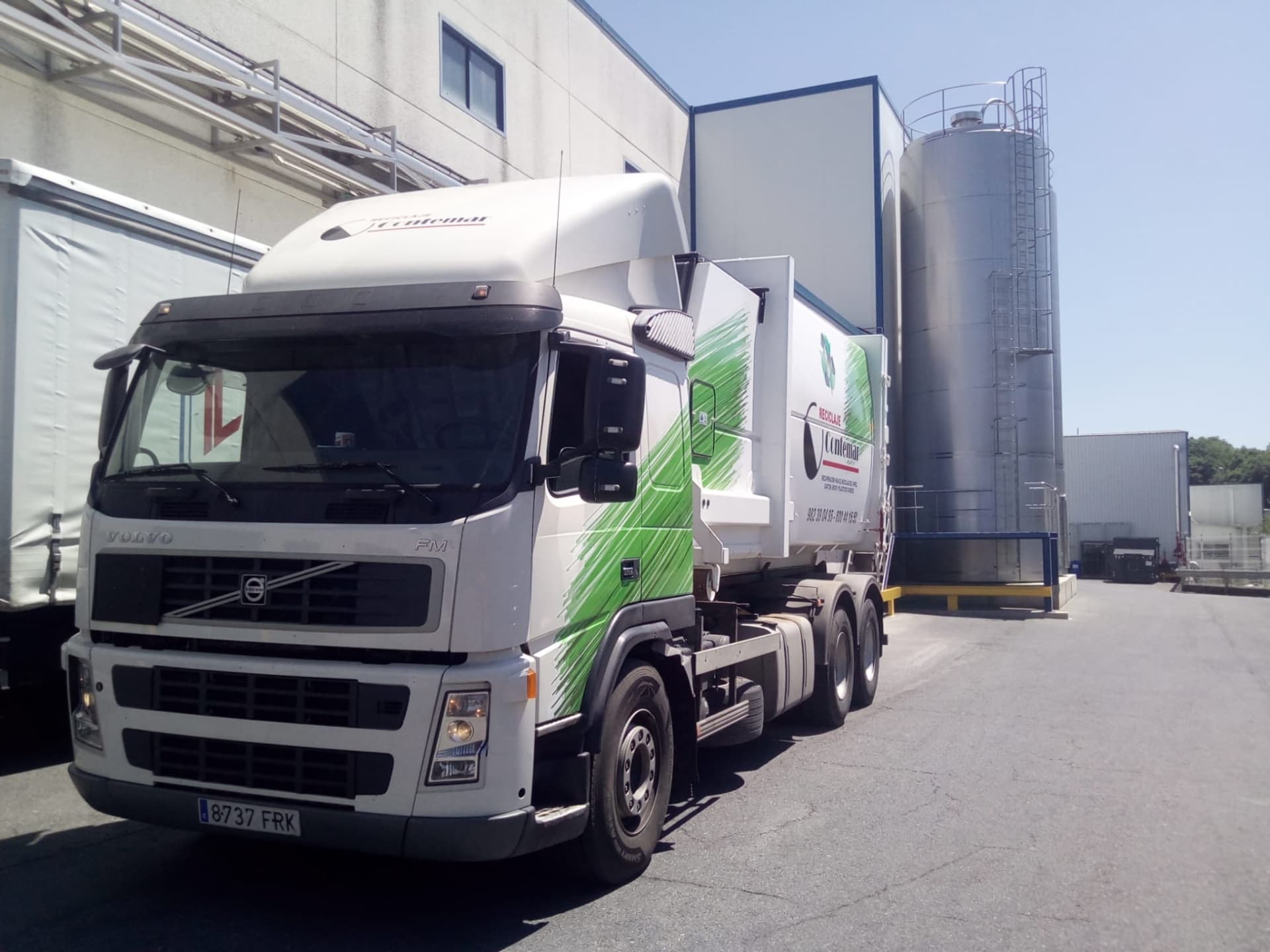 Nuevo servicio de recogida de residuos con camión recolector